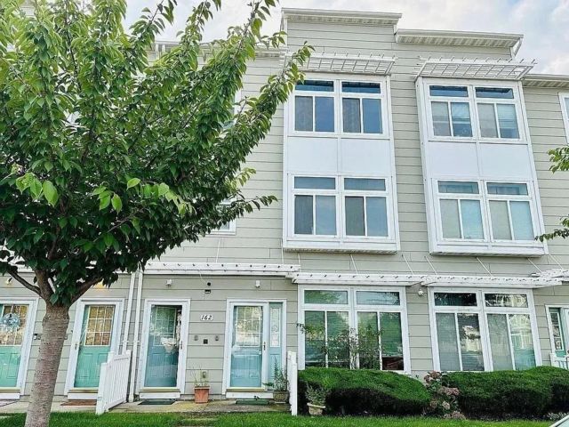  5 BR,  3.50 BTH  Contemporary style home in Arverne