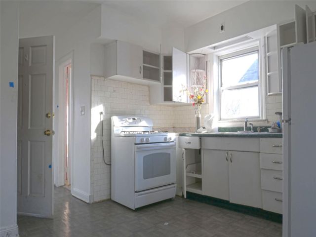  2 BR,  1.00 BTH  Other style home in Far Rockaway