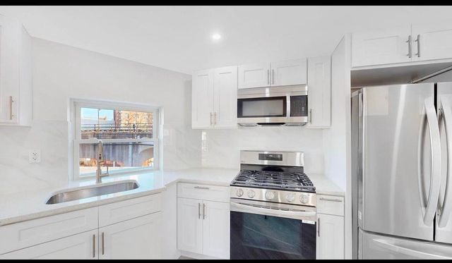  8 BR,  3.00 BTH &nbsp;Contemporary style home in Rockaway Beach