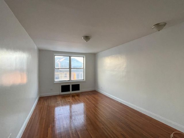  1 BR,  1.00 BTH &nbsp;Apartment style home in Rockaway Park